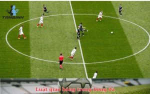 Luật giao bóng trong bóng đá