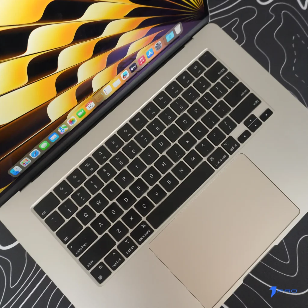 Macbook Air M4 thiết kế mỏng nhẹ trong không gian làm việc