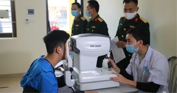 Kiểm tra thị lực mắt để xác định tiêu chuẩn nhập ngũ