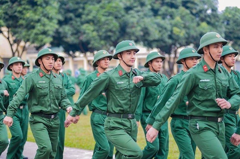 Bác sĩ chuyên khoa mắt kiểm tra thị lực cho công dân