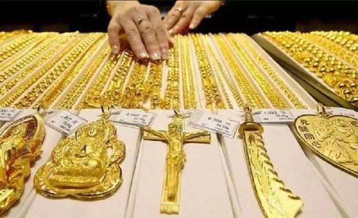 Bảng giá vàng niêm yết tại quầy tiệm vàng bạc đá quý