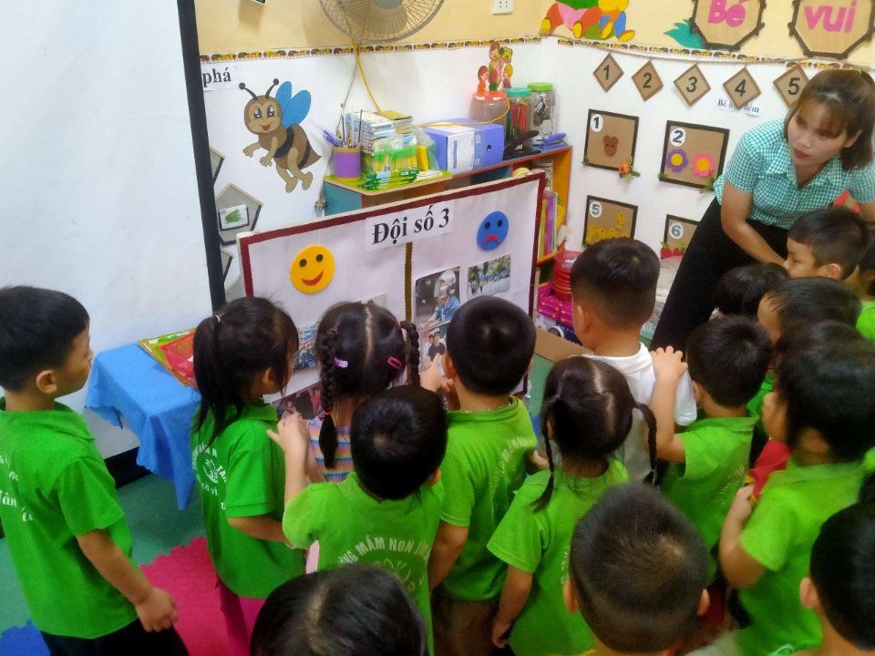 Mô hình đèn tín hiệu giao thông và đồ dùng trực quan mầm non
