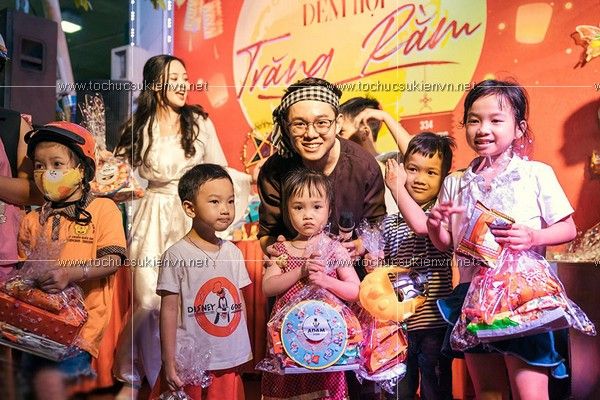 san khau to chuc tet trung thu tai nha van hoa thon