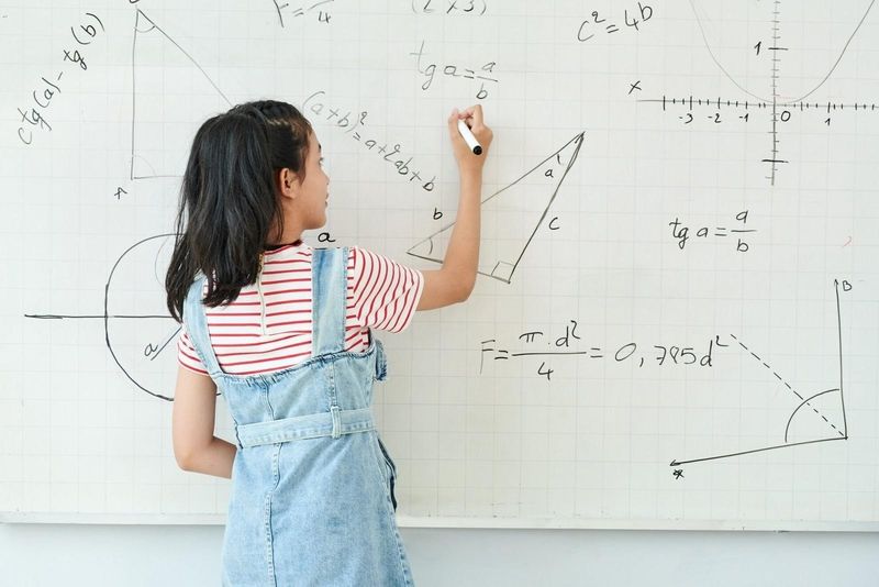 Hình vẽ tam giác vuông với hai cạnh góc vuông và cạnh huyền