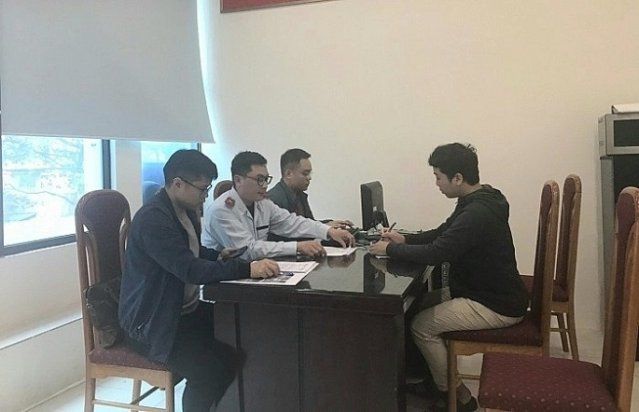 Hình ảnh Mai Phương Thúy trả lời phỏng vấn báo chí về đời sống cá nhân