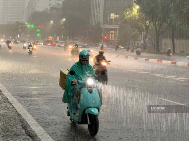 Người dân cập nhật bản tin thời tiết trên thiết bị di động cá nhân