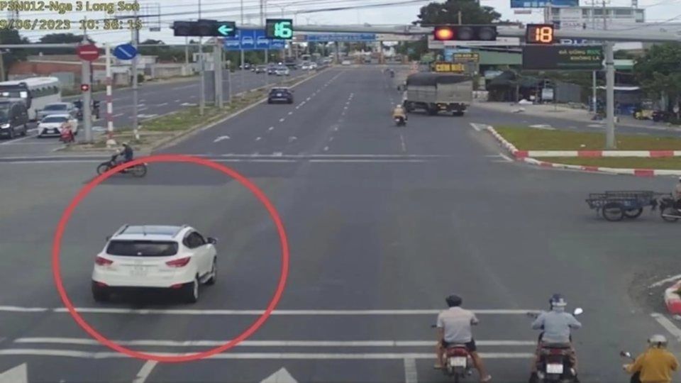 Người đi xe đạp dừng đỗ chờ đèn tín hiệu giao thông